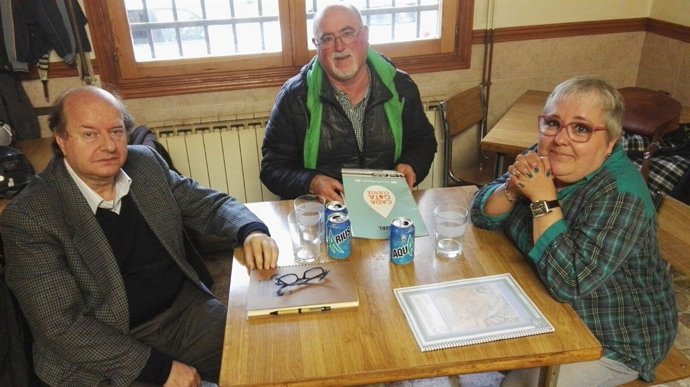 Arqueólogo Javier Navarro, investigador Miguel Caballero y Nieves García Catalán