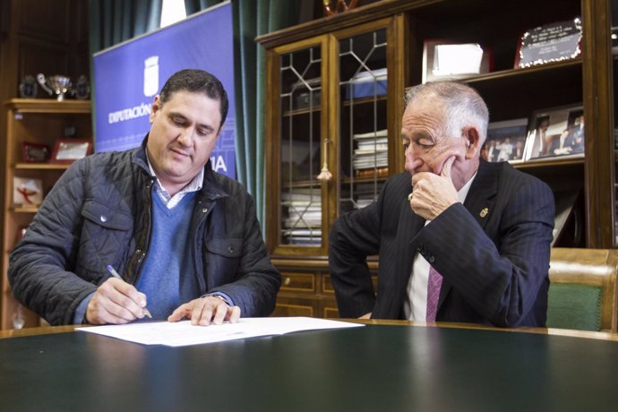 El alcalde de Canjáyar ha recibido la ayuda de 20.000 euros de la Diputación.