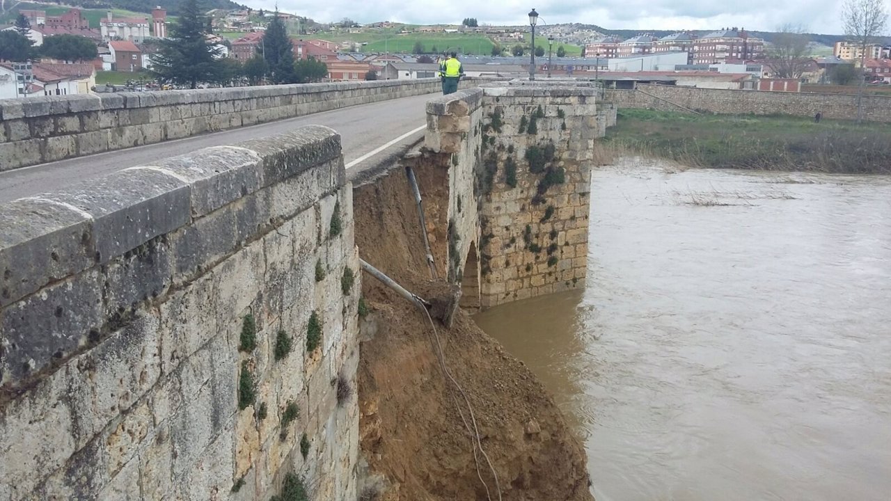 Puente de Villamuriel afectado por la riada. 