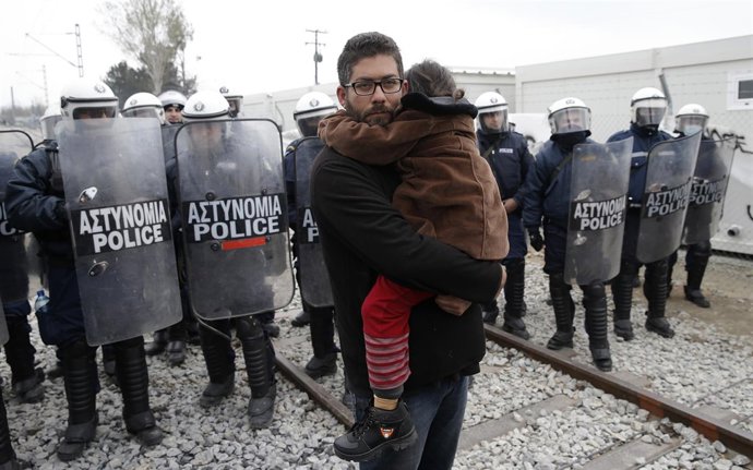Migrante frente a policías griegos en Idomeni