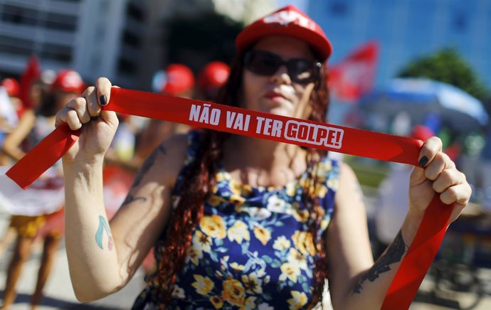 Manifestación contra el 'impeachment' de Rousseff