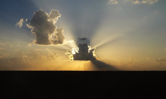 Fotografía Sol Oculto Por Las Nubes