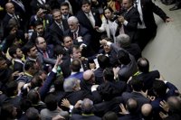 Diputados oficialistas y de la oposición llegan a las manos en la votación del 'impeachment' de Rousseff