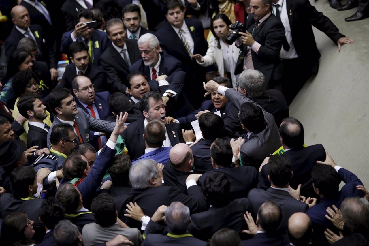 Enfrentamientos entre dipuados afines y contrarios a la presidenta Rousseff