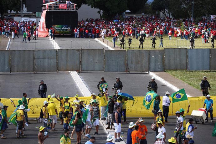 Manifestación a favor y en contra de Rousseff en Brasilia