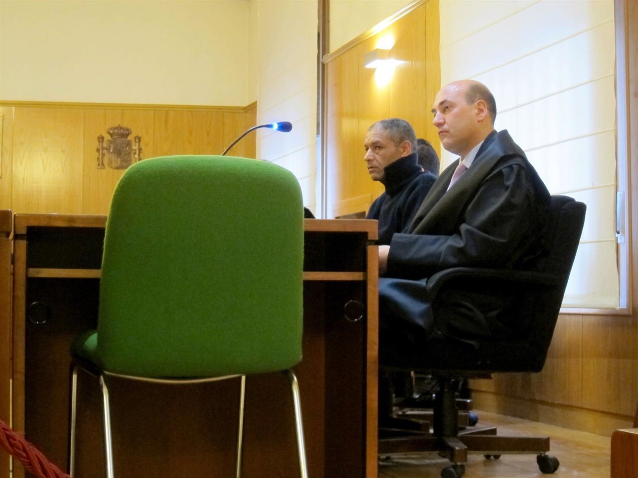 El procesado junto a su abogado defensor en la Audiencia de Valladolid. 