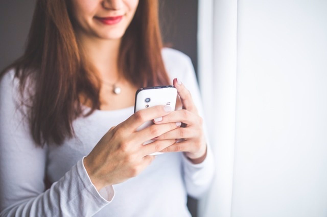 Móvil. Smartphone. Mujer usando el móvil