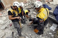 Sobrevivientes al terremoto de Ecuador buscan víctimas entre los escombros