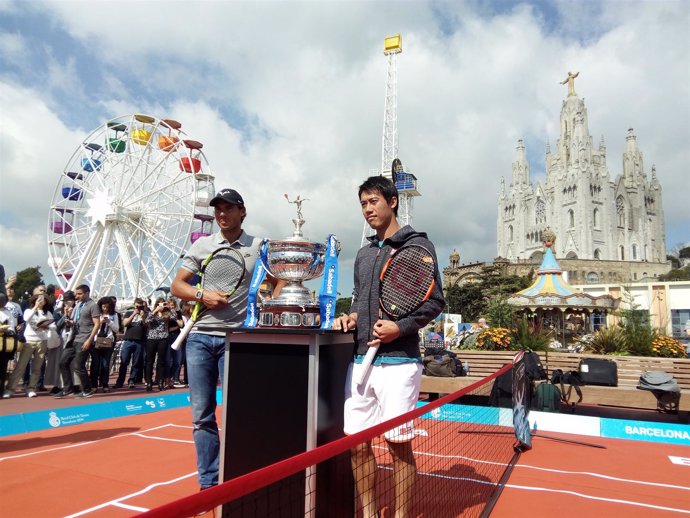 Nadal y Nishikori con el trofeo del Conde de Godó en el Tibidabo