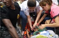 Rescatan a una niña atrapada bajo los escombros durante 20 horas en Ecuador