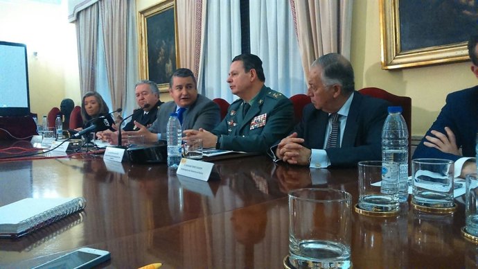 En el centro, el delegado del Gobierno en Andalucía, Antonio Sanz. 