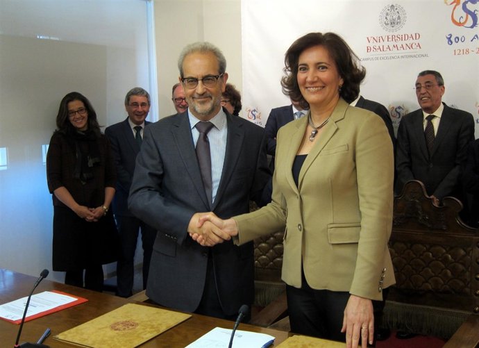 La consejera de Cultura y el rector de la USAL. 