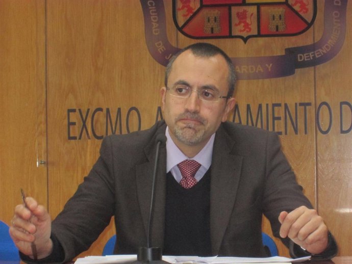 El concejal de Hacienda, Manuel Bobilla, en la rueda de prensa