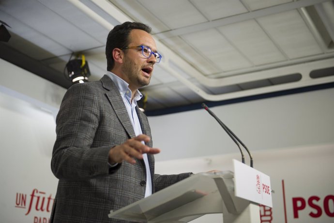 El portavoz del PSOE, Antonio Hernando, en una rueda de prensa en Ferraz