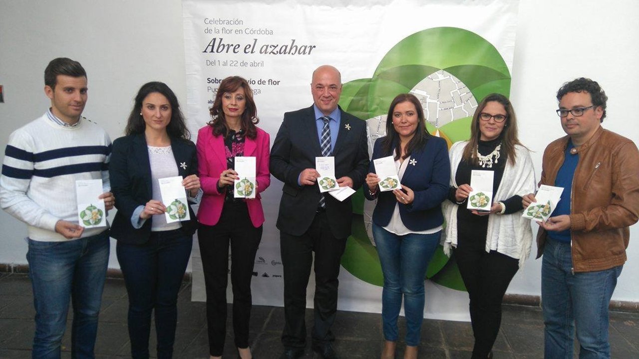 Antonio Ruiz (centro), junto a otros miembros de la Diputación, envía sus cartas
