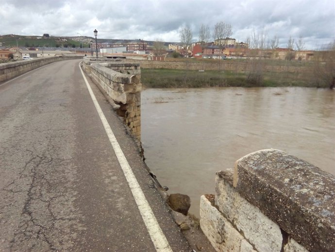 Daños que presenta el puente de piedra de Villamuriel. 