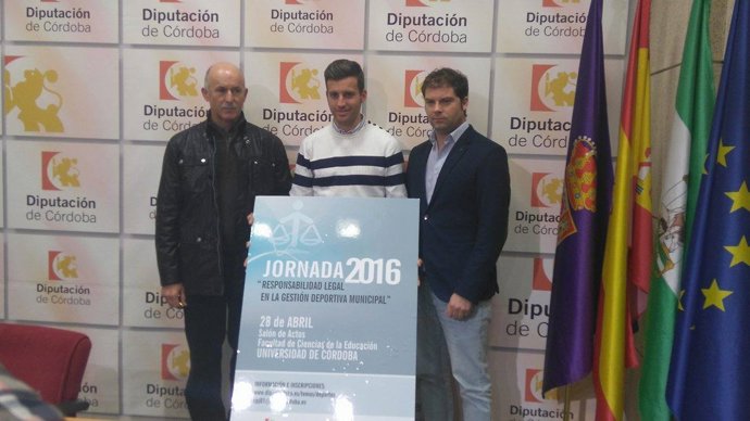 Torralbo (centro) durante la presentación de la jornada