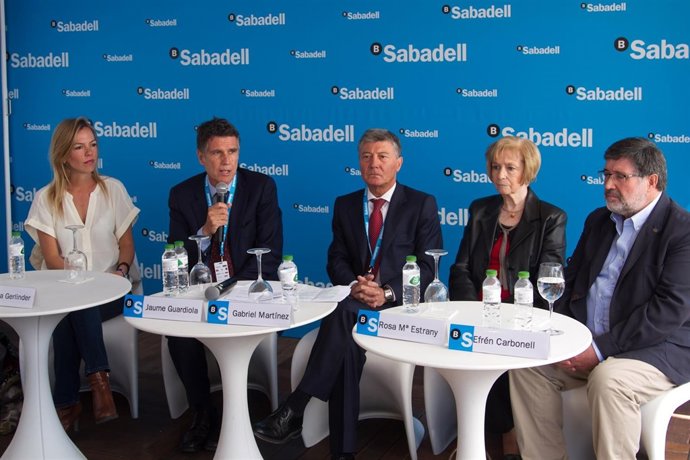 Banco Sabadell Entregará ‘Aces Solidarios’ A Las Fundaciones Theodora, Esclerosi
