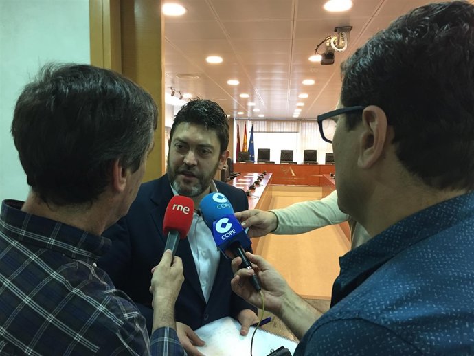 Miguel Sánchez atiende a los medios antes del inicio de la Comisión