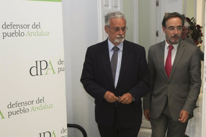 El Defensor del Pueblo andaluz junto al consejero de Fomento y Vivienda