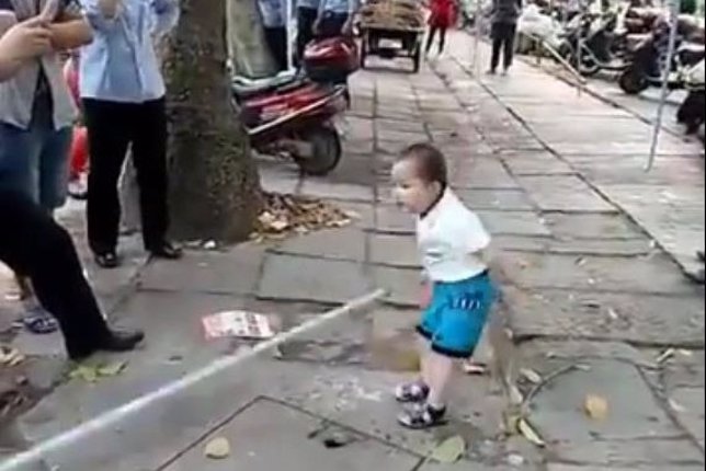 Este pequeño niño chino se encara con la policía por defender a su abuela