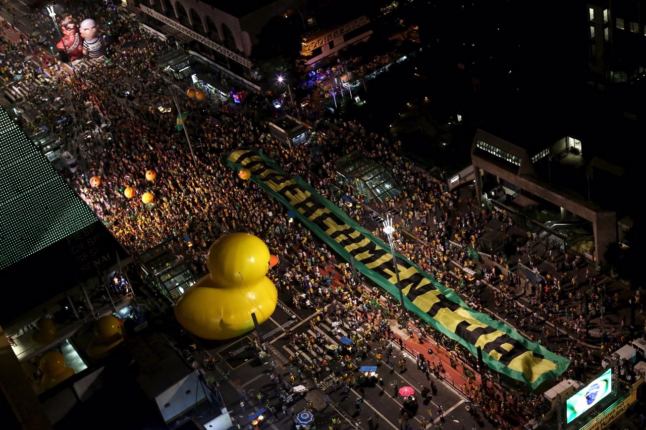 Opositores de Rousseff se echan a las calles 