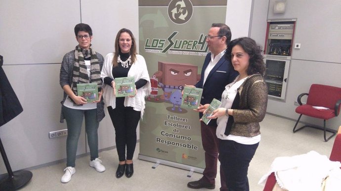 Barbero (centro) presenta el libro junto a Martínez y las creadoras del mismo