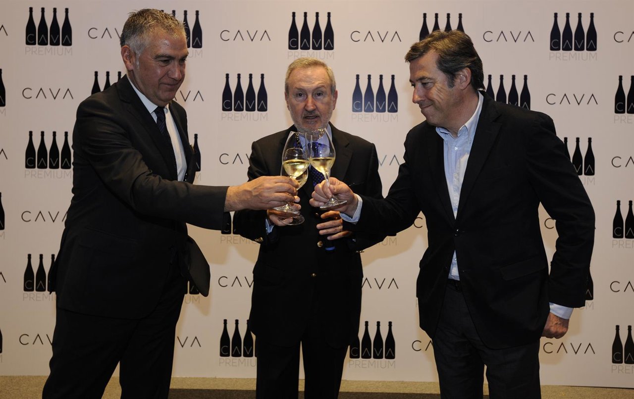 Damián Deas, Pedro Bonet (Consejo Regulador de la DO Cava) y Josep Elías