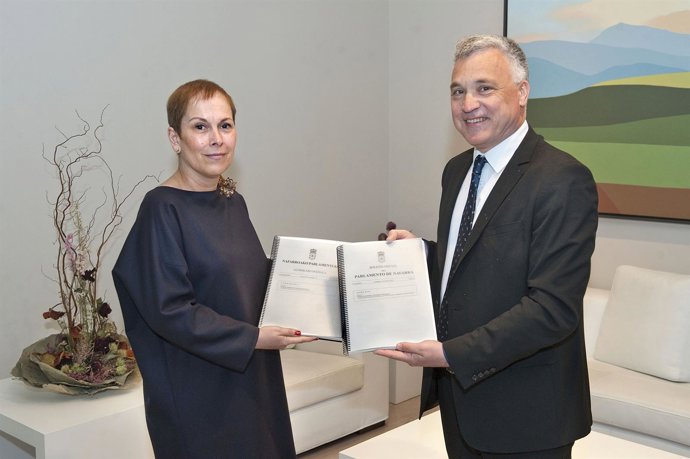 Barkos recibe el informe de manos de Javier Enériz