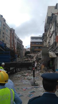 Vecinos desalojados tras el derrumbe del edificio en Los Cristianos evalúan sus viviendas