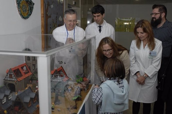 Luna (centro) visita la exposición con otros responsables y niños