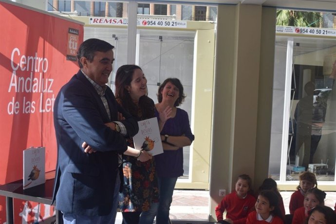 El delegado de Educación, Vicente Zarza, en la feria del libro. 