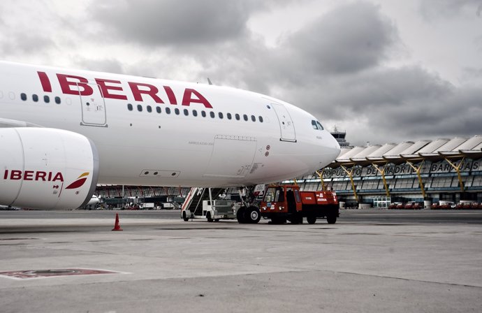 Airbus 330 de Iberia en la pista, avión, turismo, turista, aerolíneas
