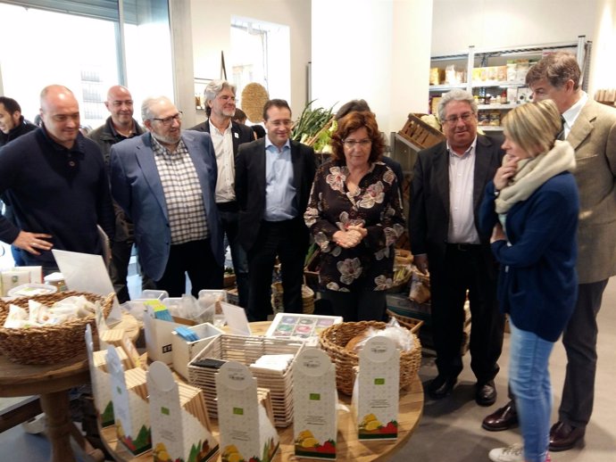 Broto visita la tienda de productos ecológicos 'Semonia' de Atades Huesca