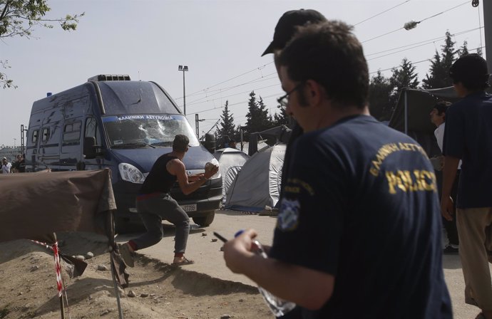 Enfrentamientos entre refugiados y policías cerca de Idomeni