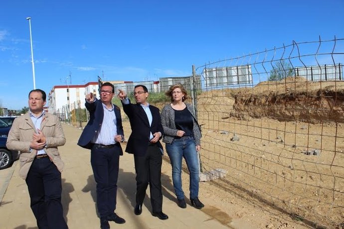 Dirigentes del PP de Huelva en el yacimiento expoliado.