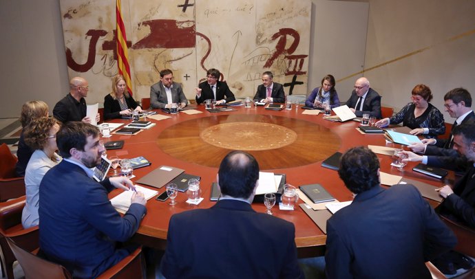 Carles Puigdemont y los consellers de la Generalitat en el Consell Executiu
