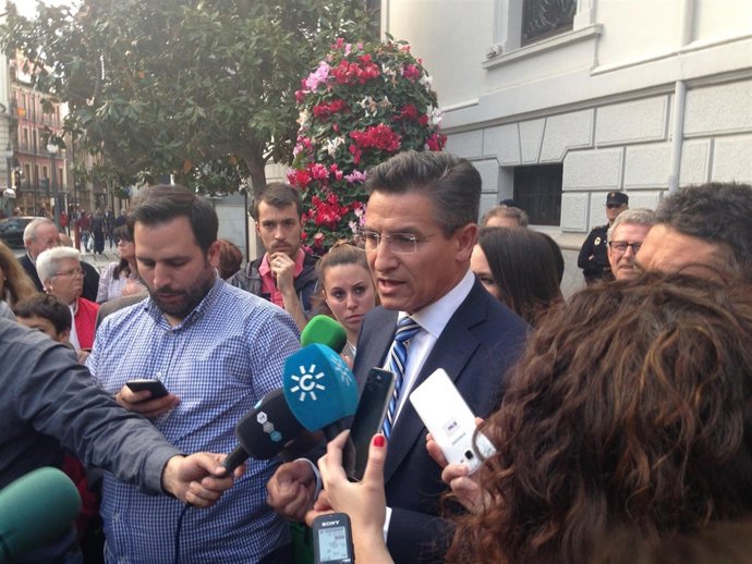 Luis Salvador, atiende a los medios