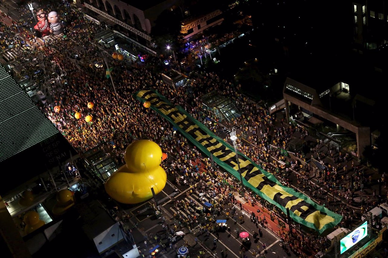 Opositores de Rousseff se echan a las calles 