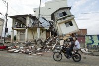 Elevan a 413 la cifra de muertos por el terremoto en Ecuador