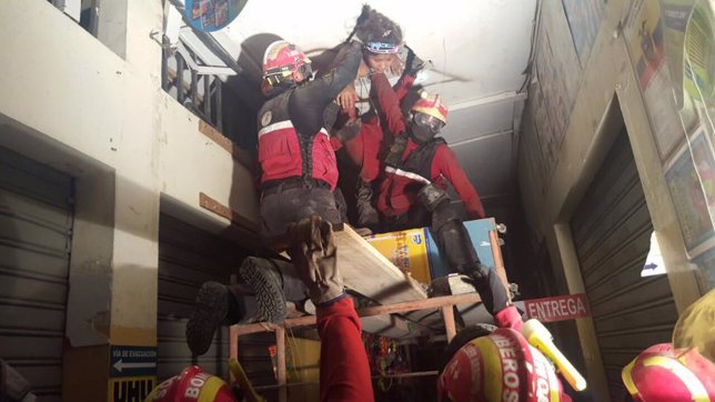 Rescatan con vida a 5 personas bajo los escombros 