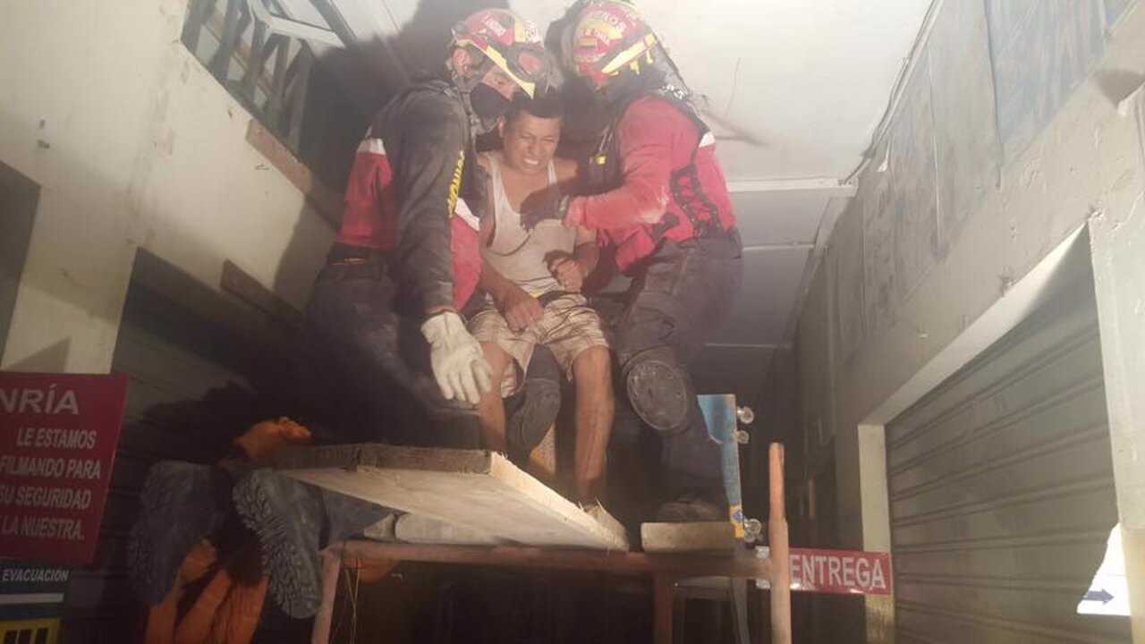 Rescatan con vida a 5 personas bajo los escombros de un centro comercial en Ecua