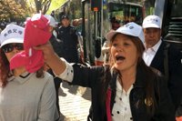 Padres que perdieron a su único hijo protestan en Pekín contra la política de natalidad