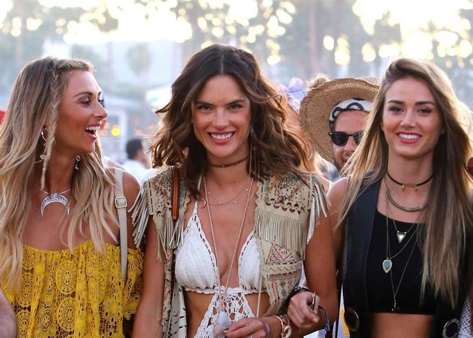 Alessandra Ambrosio y amigas en Coachella/ Cordon Press