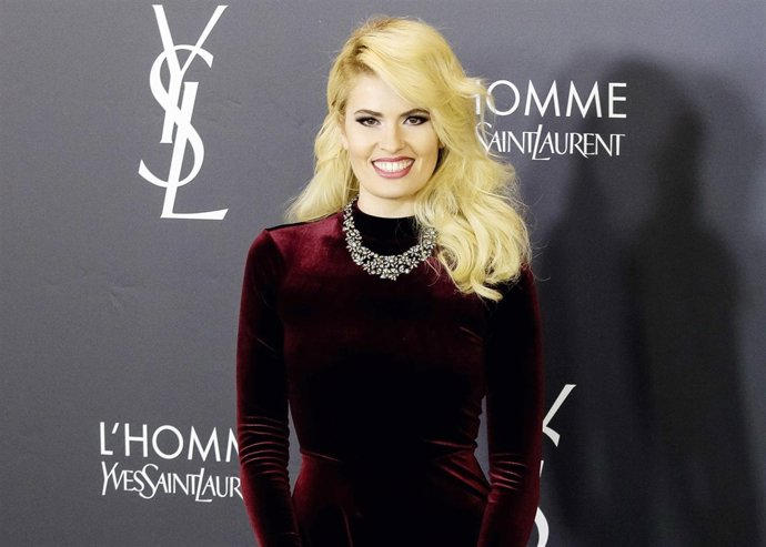 Adriana Abenia/ Ángel Pérez Meca