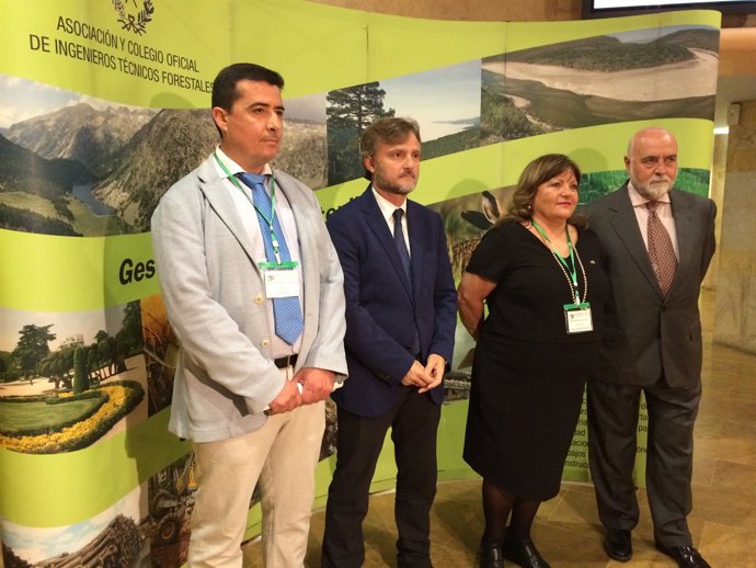 El consejero andaluz de Medio Ambiente, José Fiscal, en el centro
