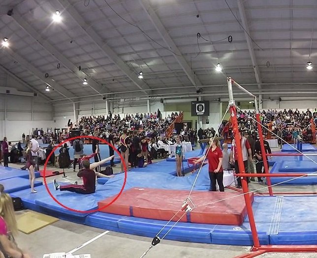 Los reflejos de este entrenador salvaron a una niña de una terrible caída