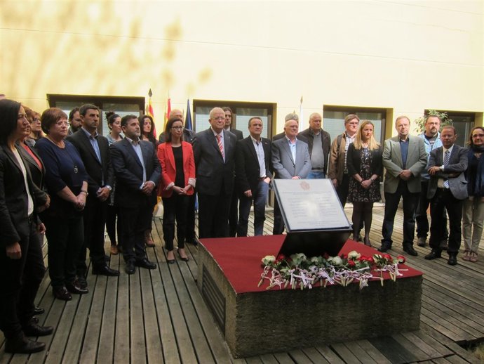 La corporación, junto a la placa que recuerda a estos 14 trabajadores de la DPZ