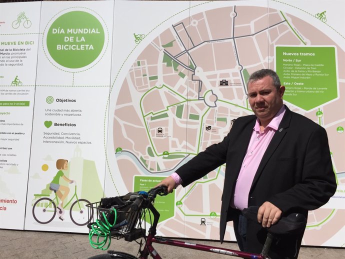 El concejal Juan Vicente Larrosa con motivo Día Mundial de la bicicleta 