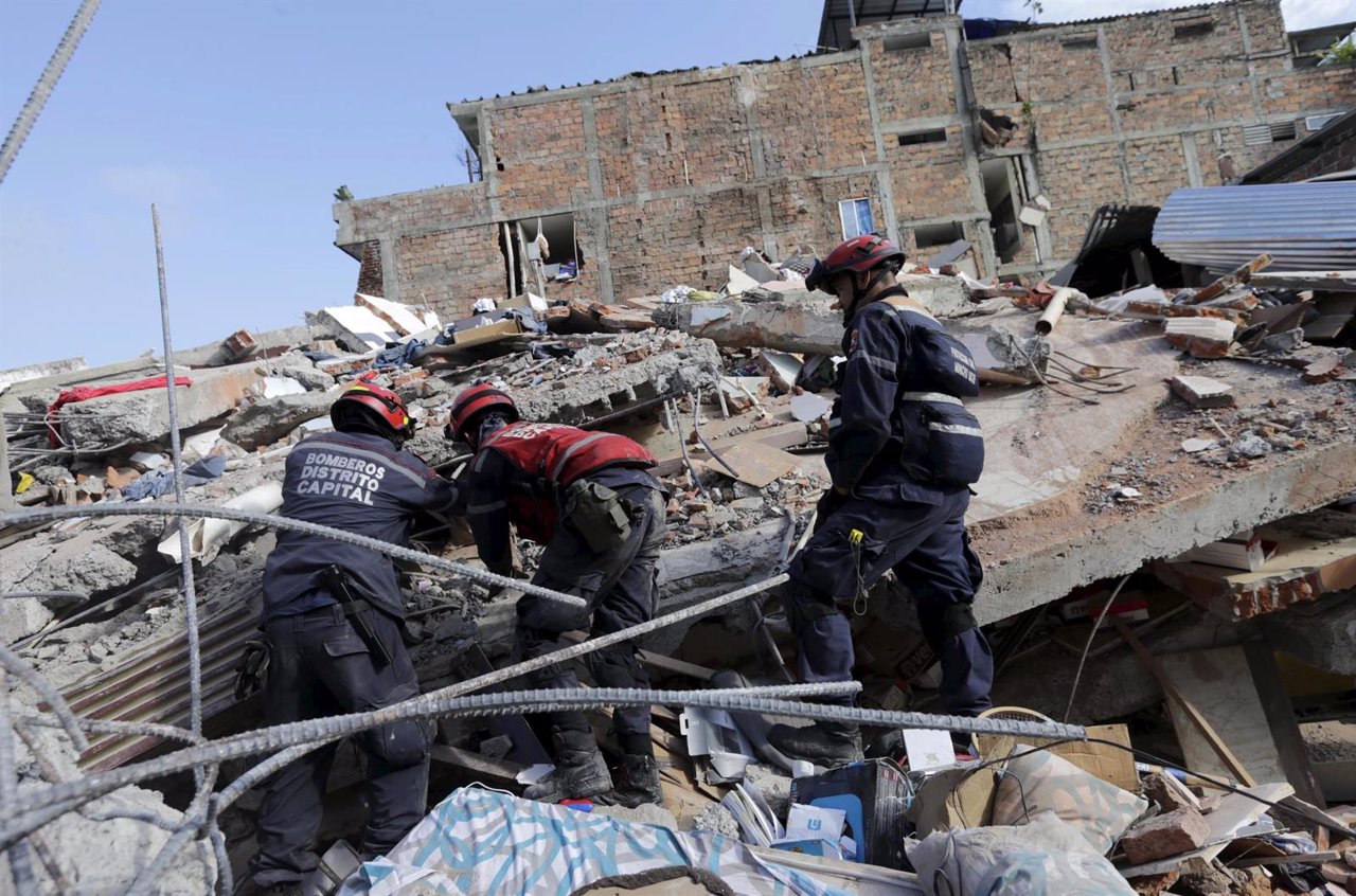 Equipos de rescate en un hotel derribado por el terremoto en Portoviejo, Ecuador